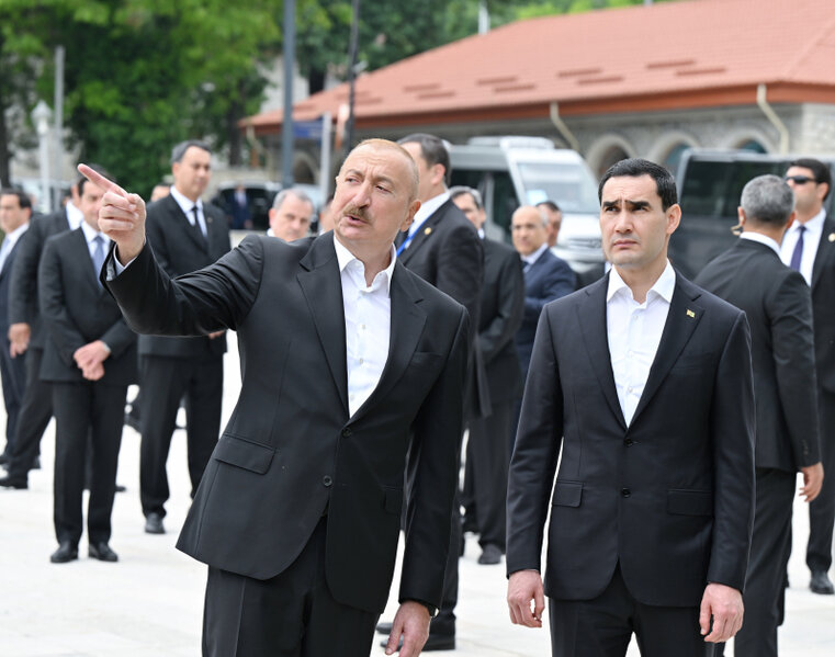 Prezidentlər İlham Əliyev və Sərdar Berdiməhəmmədov Şuşada Azərbaycanın tanınmış şəxsiyyətlərinin işğal dövründə güllələnmiş büstlərinə baxıblar