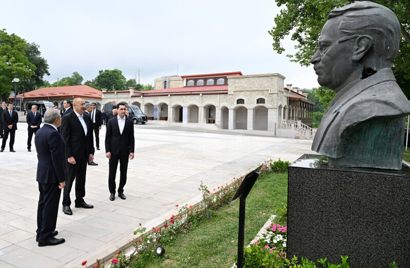 Prezidentlər İlham Əliyev və Sərdar Berdiməhəmmədov Şuşada Azərbaycanın tanınmış şəxsiyyətlərinin işğal dövründə güllələnmiş büstlərinə baxıblar