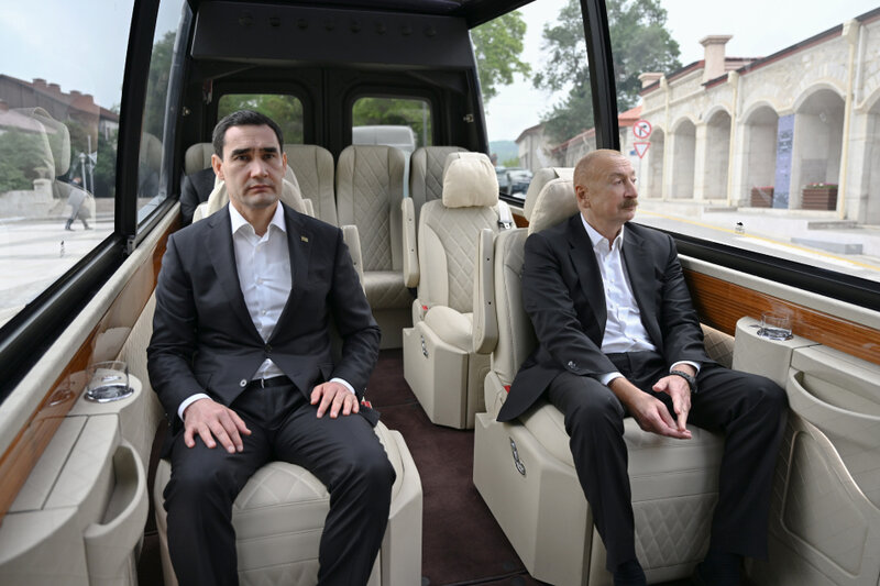Prezidentlər İlham Əliyev və Sərdar Berdiməhəmmədov Şuşada Azərbaycanın tanınmış şəxsiyyətlərinin işğal dövründə güllələnmiş büstlərinə baxıblar