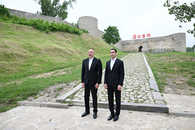 Prezidentlər İlham Əliyev və Sərdar Berdiməhəmmədov Şuşada Azərbaycanın tanınmış şəxsiyyətlərinin işğal dövründə güllələnmiş büstlərinə baxıblar