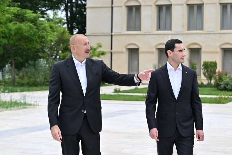 Prezidentlər İlham Əliyev və Sərdar Berdiməhəmmədov Şuşada Azərbaycanın tanınmış şəxsiyyətlərinin işğal dövründə güllələnmiş büstlərinə baxıblar