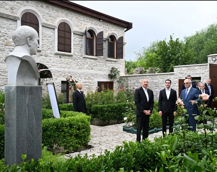 İlham Əliyev və Sərdar Berdiməhəmmədov Şuşada Bülbülün ev-muzeyində olublar