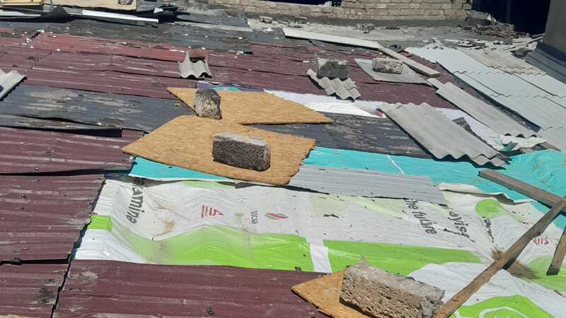 Keşlədə yanğın sonrası problem: Sakin anbar sahibinin vədinə əməl etmədiyini deyir