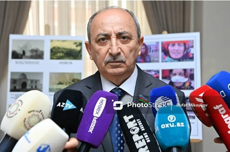 Əziz Ələkbərov: "Qərbi Azərbaycan qaçqınlarının ata-baba yurdlarına qayıtması məsələsinə aydınlıq gətirilməlidir"