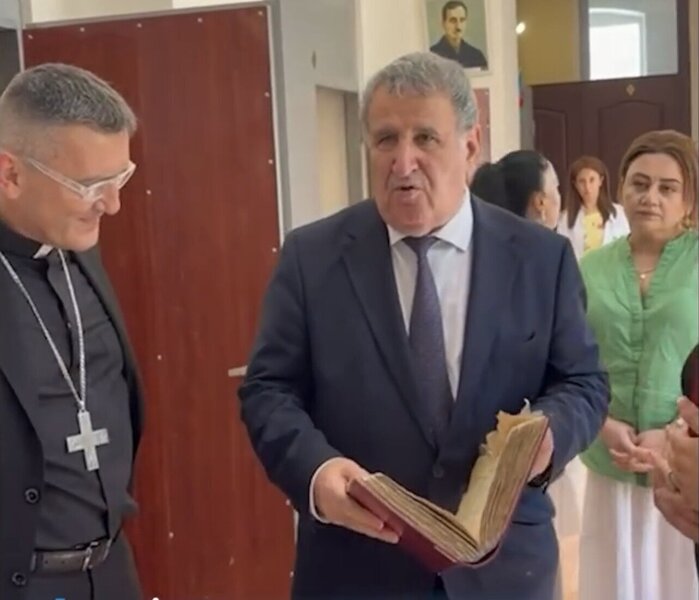 İsa Həbibbəylidən Nizaminin əlyazmasına hörmətsizlik: Vatikan nümayəndələri şoka düşdü - VİDEO