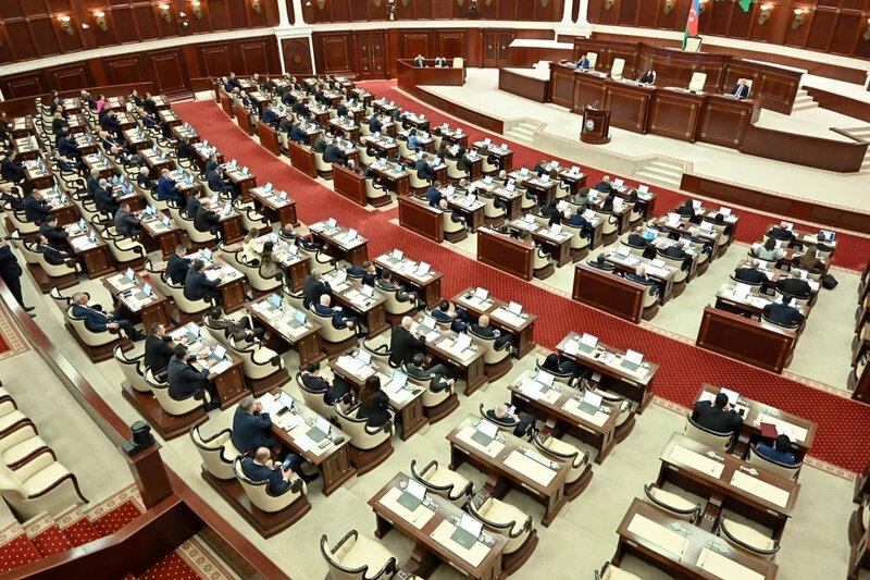 Milli Məclis məcburi köçkünlərlə bağlı qanunlarda dəyişiklikləri son oxunuşda qəbul edib
