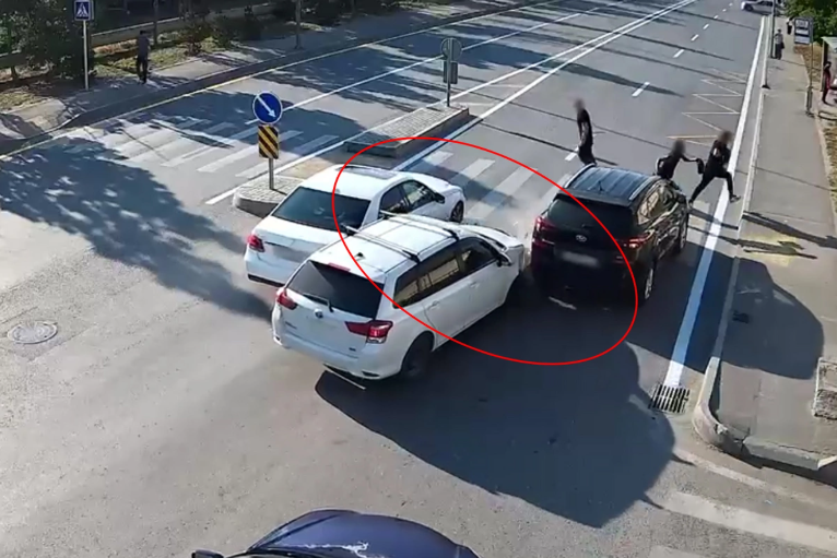 Yolu keçmək istəyən piyadaları peşman etdilər - QƏZANIN ANBAAN VİDEOSU