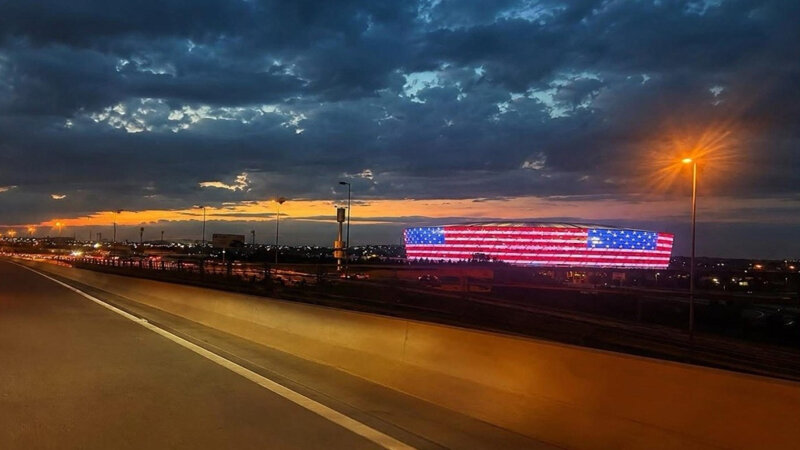 Bakı Olimpiya Stadionu ABŞ bayrağının rəngləri ilə işıqlandırıldı
