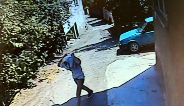 Polisin "saxla" əmrinə tabe olmayan sürücü qadınları maşında qoyub qaçdı - VİDEO