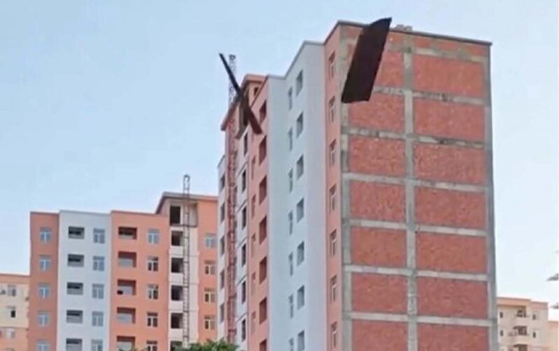 Bakıdakı küləkli havada təhlükəli anlar - Video