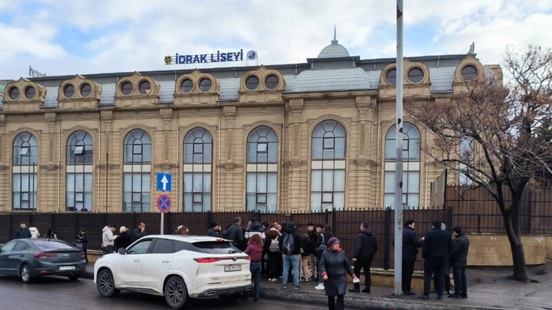 "İdrak" liseyində müəllimin güllələnməsində atəş açılan silahın sahibi barədə qərar verildi