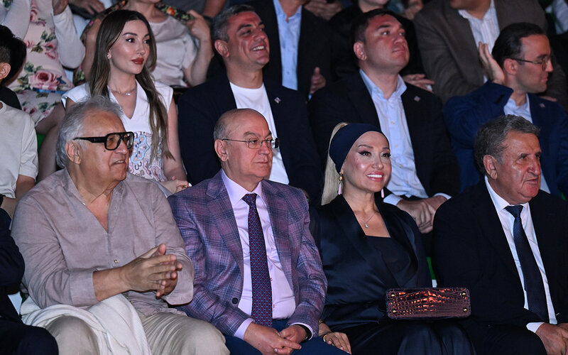 Tale Heydərov anası ilə şəklini paylaşdı