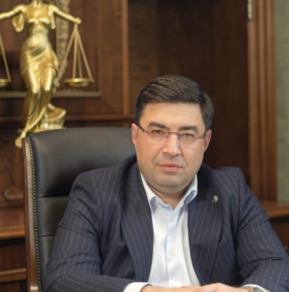Keçmiş məhkəmə hökmü jurnalistə insanı "dələduz", "residivist" kimi ifadələrlə təhqir etmək hüququ vermir