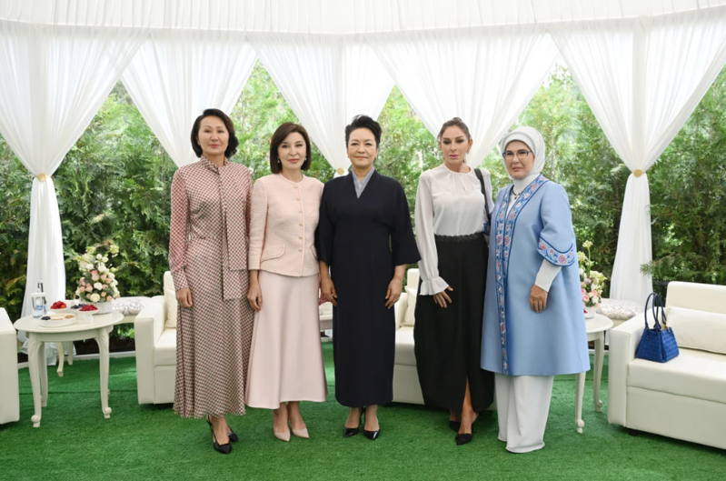 Mehriban Əliyeva Bişkekdə dekorativ-tətbiqi sənət ustalarının əl işlərindən ibarət sərgi ilə tanış olub - FOTO