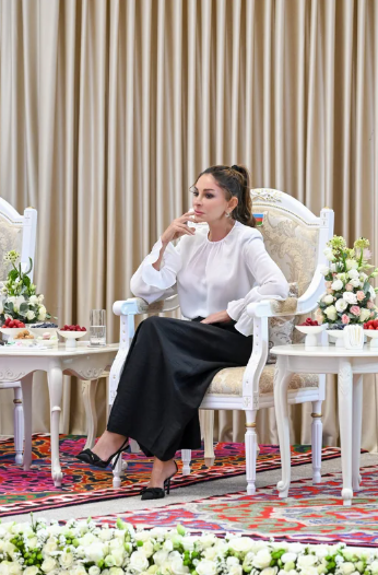 Mehriban Əliyeva Bişkekdə dekorativ-tətbiqi sənət ustalarının əl işlərindən ibarət sərgi ilə tanış olub - FOTO