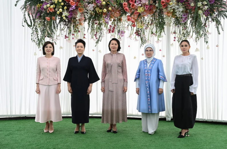 Mehriban Əliyeva Bişkekdə dekorativ-tətbiqi sənət ustalarının əl işlərindən ibarət sərgi ilə tanış olub - FOTO