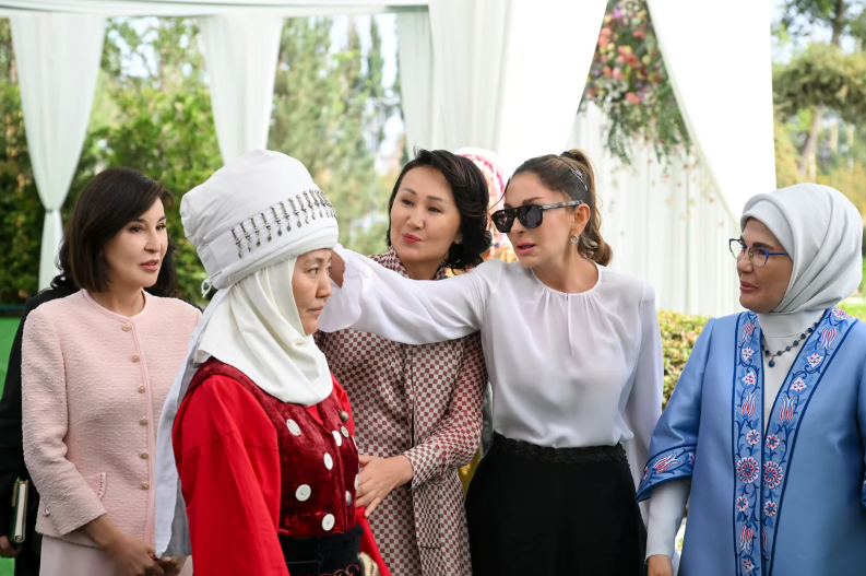 Mehriban Əliyeva Bişkekdə dekorativ-tətbiqi sənət ustalarının əl işlərindən ibarət sərgi ilə tanış olub - FOTO