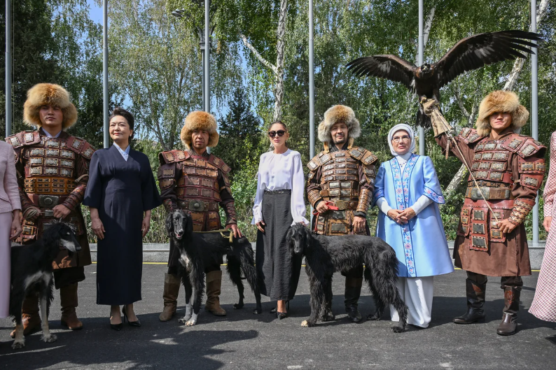 Mehriban Əliyeva Bişkekdə dekorativ-tətbiqi sənət ustalarının əl işlərindən ibarət sərgi ilə tanış olub - FOTO