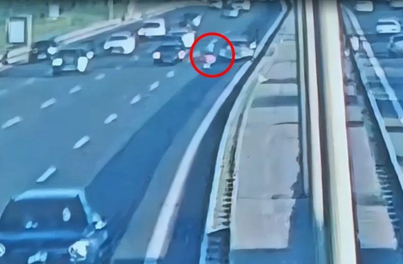 Yolunu qısaltmaq istədi, həyatından oldu - DƏHŞƏTLİ QƏZANIN ANBAAN GÖRÜNTÜSÜ
