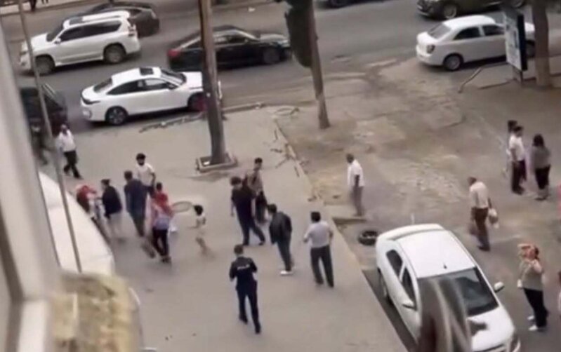 Binanın eyvanından şüşə qopdu, qadının başına düşdü - Video