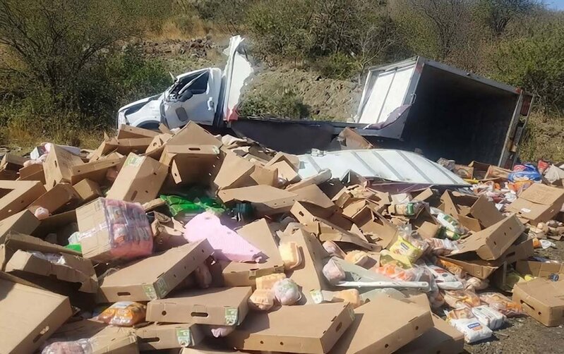 Yük maşını aşdı, toyuqlar yola dağıldı - Video