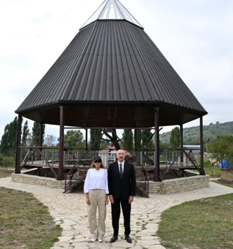 Prezident Şamaxıda Pir Ömər Sultan ziyarətgahında aparılan konservasiya işləri ilə tanış olub - FOTO