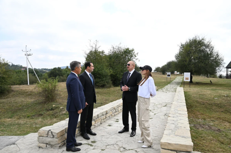Prezident Şamaxıda Pir Ömər Sultan ziyarətgahında aparılan konservasiya işləri ilə tanış olub - FOTO
