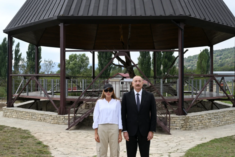 Prezident Şamaxıda Pir Ömər Sultan ziyarətgahında aparılan konservasiya işləri ilə tanış olub - FOTO