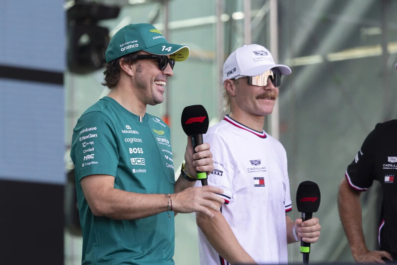 "Formula 1" pilotları Bakıda azarkeşlərlə görüşdü (FOTO)
