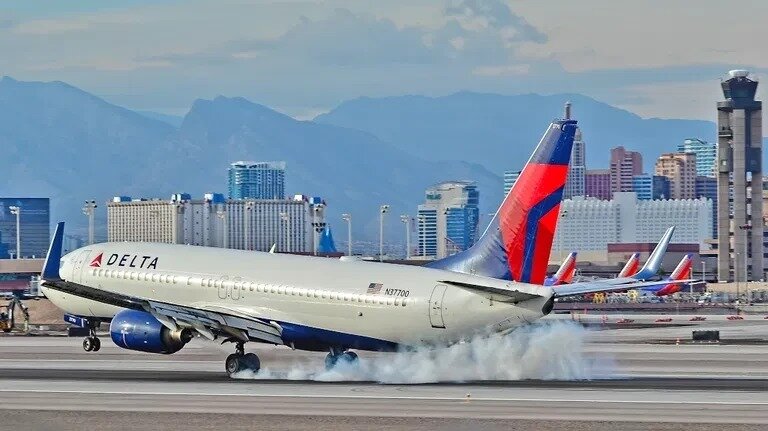 "Delta Air Lines" təyyarəsi "Air Canada" təyyarəsinə qanadla çırpılıb