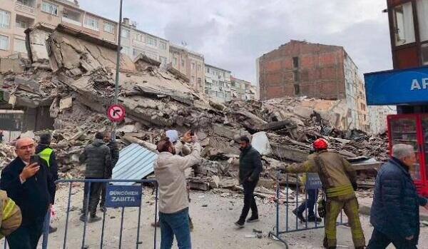 İstanbulda bina çökdü: saxlanılanlar var