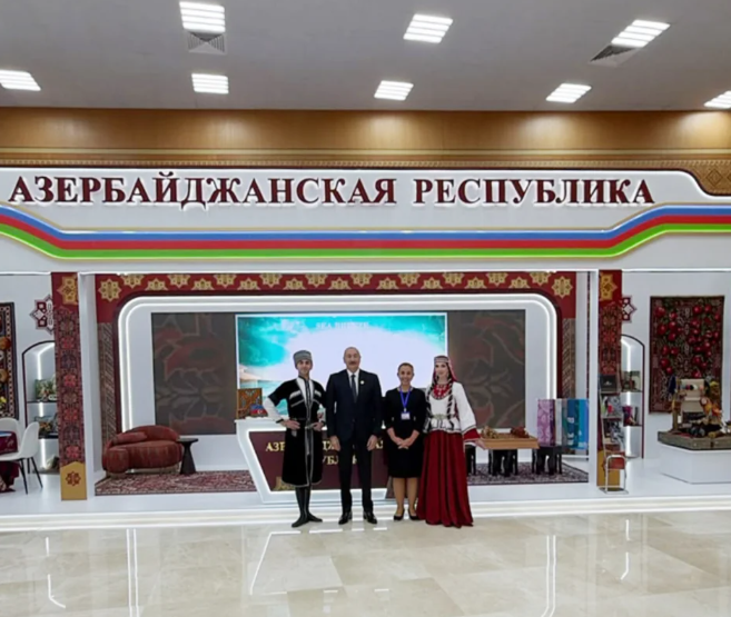 İlham Əliyev Türkmənbaşıda MDB-nin iştirakçı ölkələrinin milli stendləri ilə tanış olub - Foto