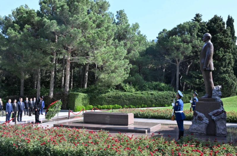 Laos prezidenti Fəxri xiyabanı və Zəfər parkını ziyarət edib - Foto