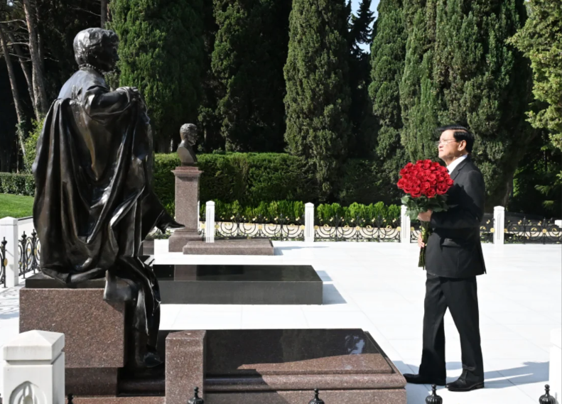 Laos prezidenti Fəxri xiyabanı və Zəfər parkını ziyarət edib - Foto