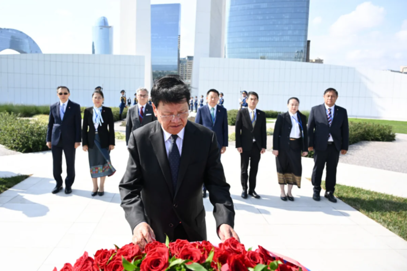 Laos prezidenti Fəxri xiyabanı və Zəfər parkını ziyarət edib - Foto