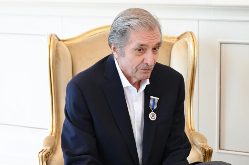 İlham Əliyev Fərhad Xəlilova "İstiqlal" ordenini təqdim edib - Foto