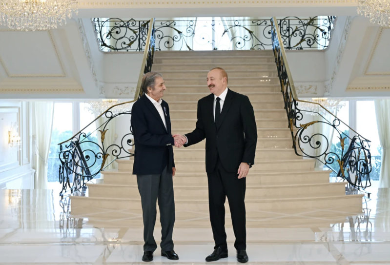 İlham Əliyev Fərhad Xəlilova "İstiqlal" ordenini təqdim edib - Foto