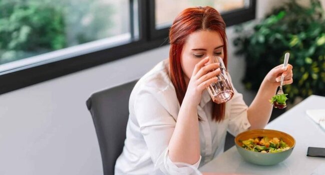 Hansı daha düzgündür: yeməkdən əvvəl, yoxsa sonra su içmək?