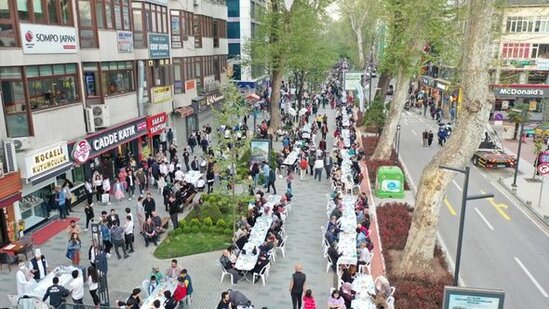 Türkiyədə səkkiz min adamın iştirakı ilə nəhəng iftar süfrəsi açılıb - FOTO