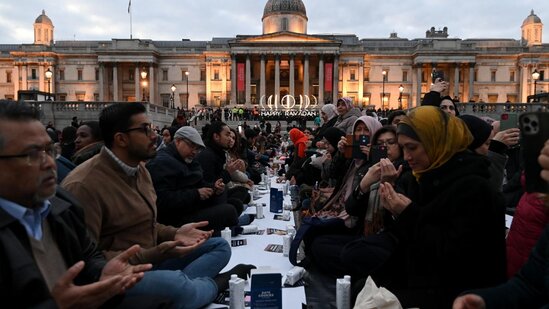 Məşhur meydanda kütləvi iftar verildi - FOTOLAR