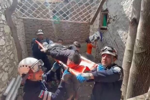 Dam örtüyünü təmir edərkən boşluğa yıxılan şəxsin xilasedilmə əməliyyatı - VİDEO