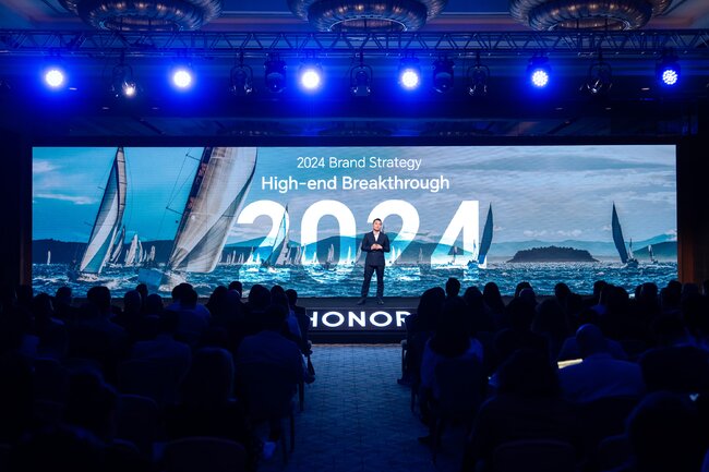 Dünyanın ən yaxşı kameralı telefonu! Bu tarixdən ölkəmizdə SATIŞA ÇIXACAQ! - FOTOLAR