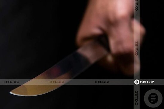 Kişi yoldan keçənləri bıçaqladı: Qurbanlar var