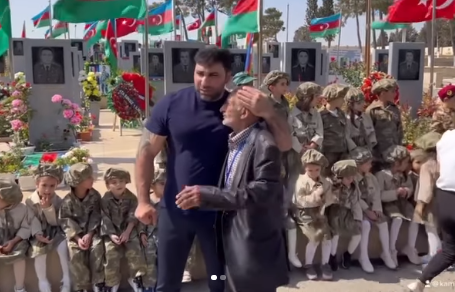 Kamil Zeynallı bağça uşaqları ilə şəhidləri ziyarət etdi - VİDEO