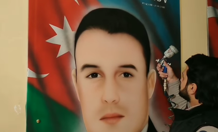 Azərbaycanlı gənc rəssam şəhidlərin evinə gedib şəkillərini divara çəkir - FOTO-VİDEO