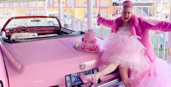 Bu qız çəhrayı RƏNGƏ ərə getdi - FOTO-VİDEO