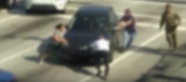 Qadın sürücü sükan arxasında huşunu itirdi - VİDEO