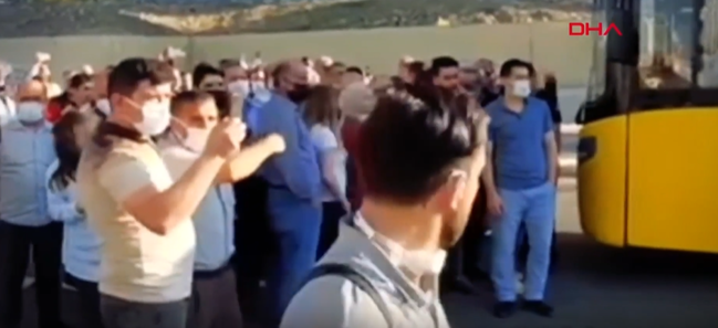 Avtobusun gec gəlməsinə etiraz olaraq sərnişinlər görün nə etdilər - VİDEO