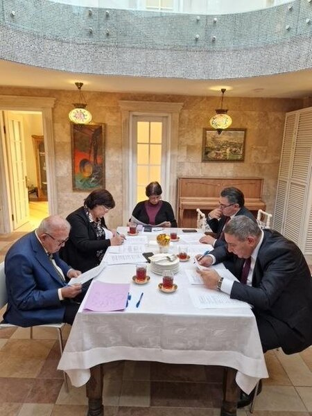 Sözlərdən dərin fikirlərin cövhərini çəkmək cəhdində...