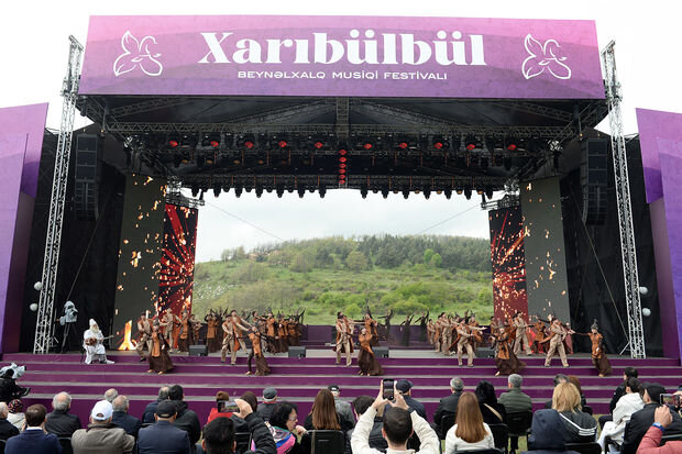 Cıdır düzündə "Xarıbülbül" festivalının açılış konserti olub - FOTO